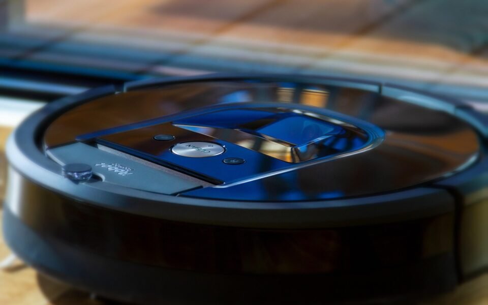 Roborock Qrevo S5V Robot Vacuum Drops to $549.99 with $350 Savings