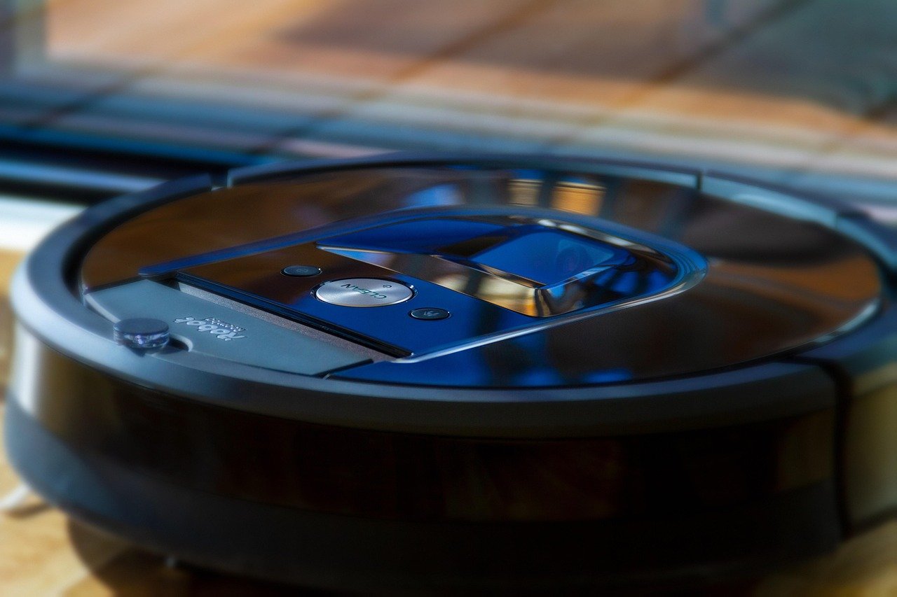 Roborock Qrevo S5V Robot Vacuum Drops to $549.99 with $350 Savings