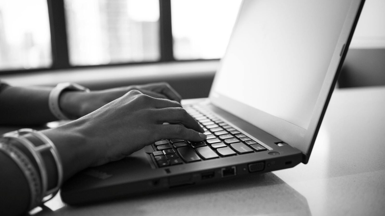 MacBook Pro Users Face Menu Bar Glitches Behind Notch