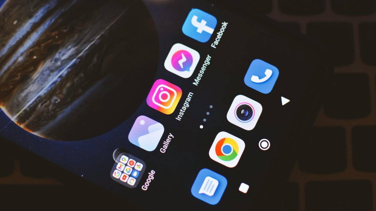 Xiaomi 17 Max Outlasts iPhone 17 Pro Max in Endurance Test