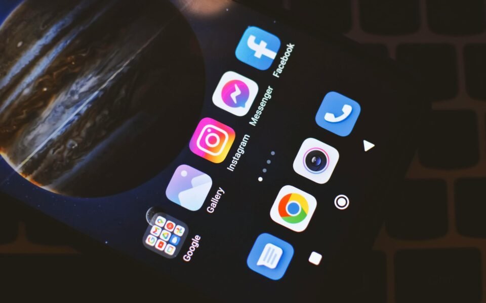 Xiaomi 17 Max Outlasts iPhone 17 Pro Max in Endurance Test