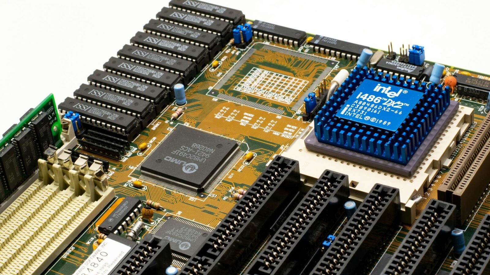 Intel’s Nova Lake CPUs for Edge Computing: 8 E-Cores and 12 Xe3P Cores