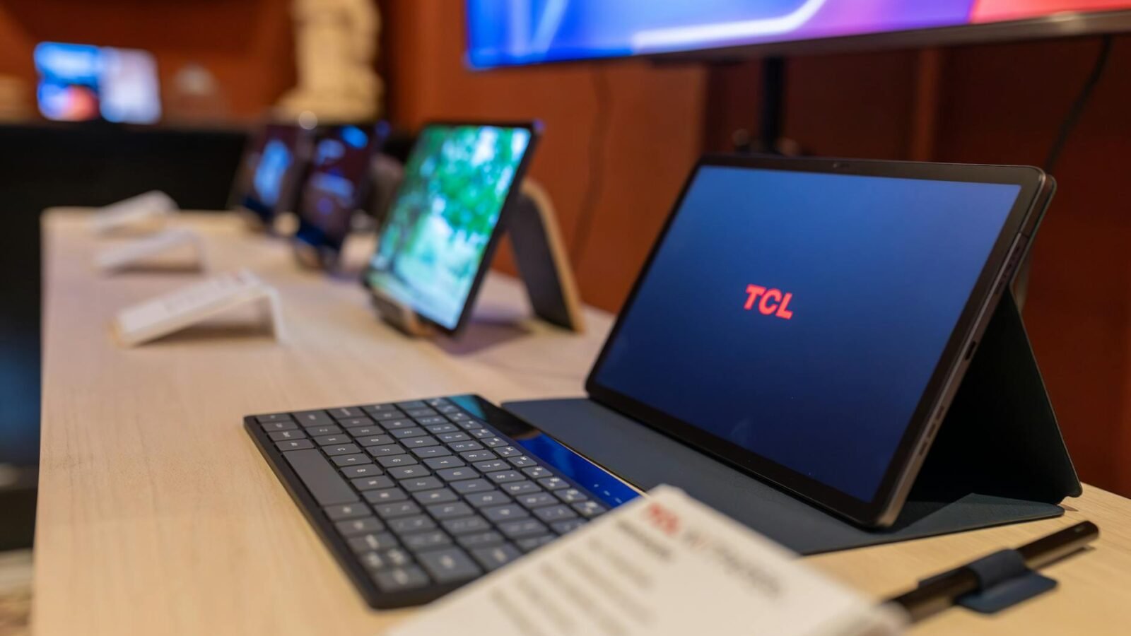 Apple Restructures Hardware Leadership Ahead of CEO Transition