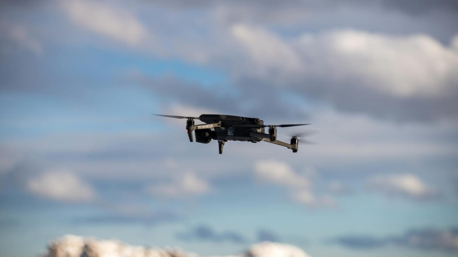 DJI’s Ecosystem Dominates as Insta360 Luna Ultra Faces Skepticism