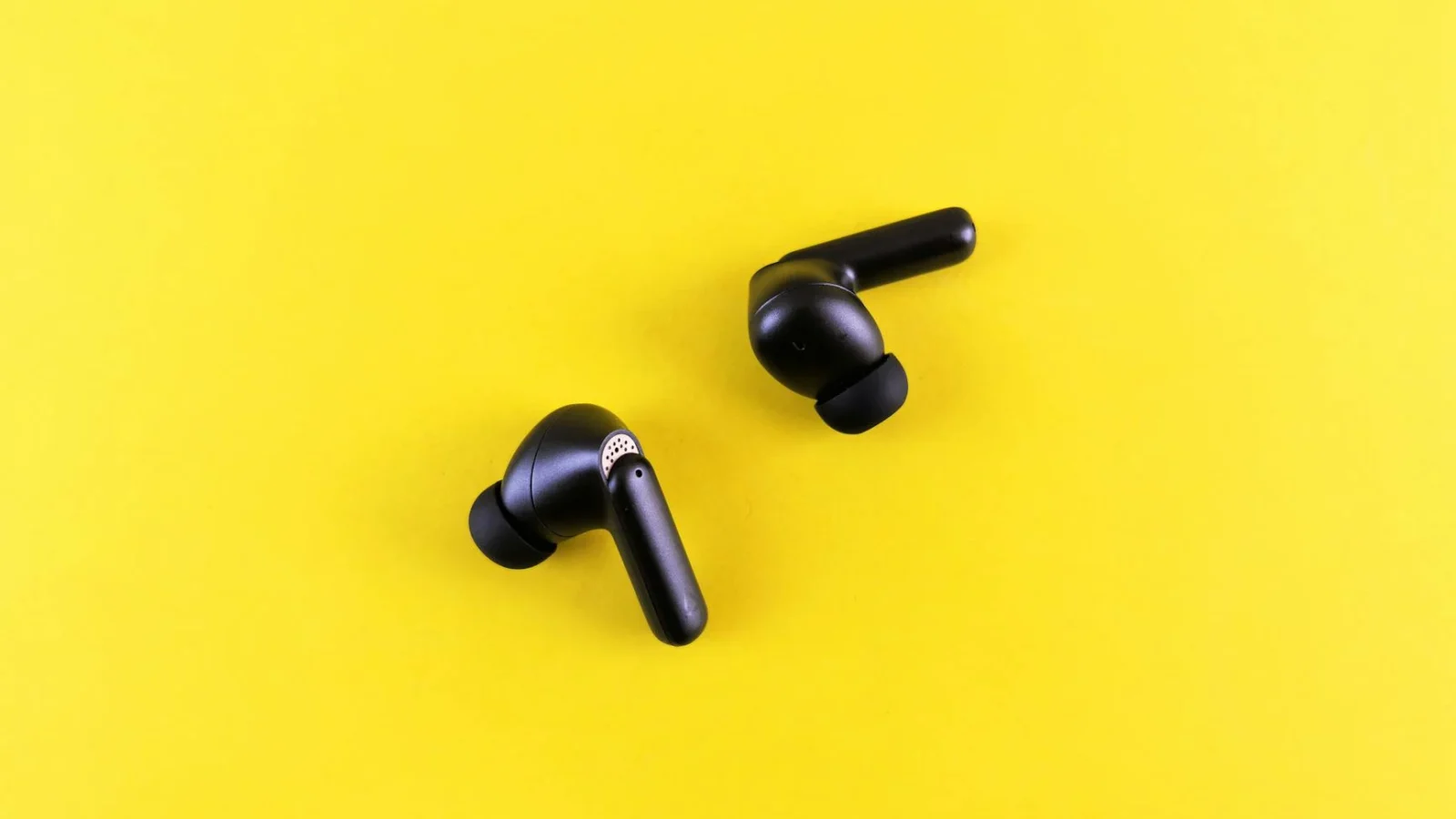 Apple Offers Free AirPods Pro 3 with New Apple Card, But Watch Spending
