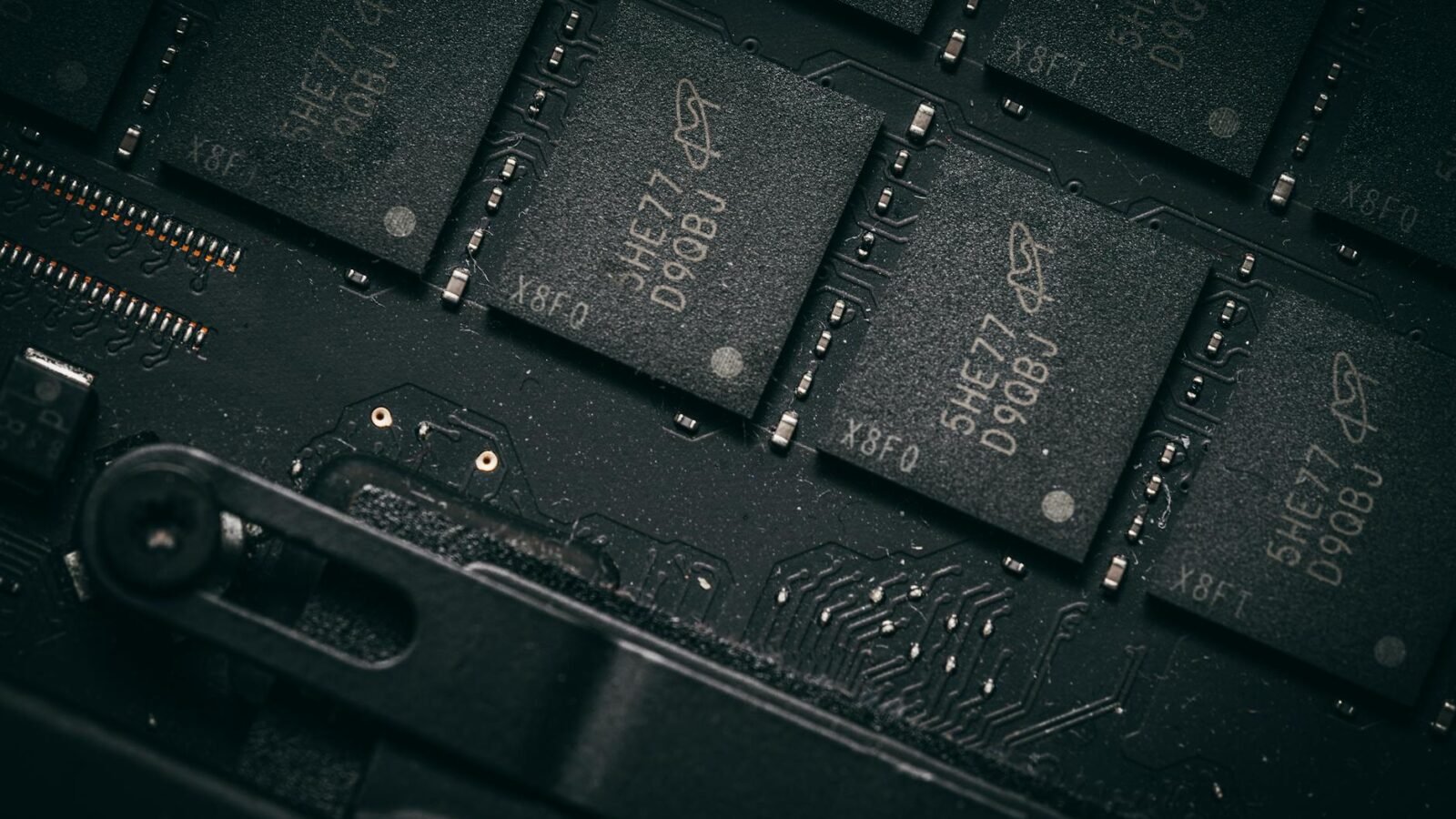 iPhone 18 Pro Rumored to Enhance Satellite Connectivity for Daily Use