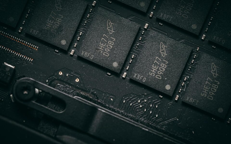 iPhone 18 Pro Rumored to Enhance Satellite Connectivity for Daily Use