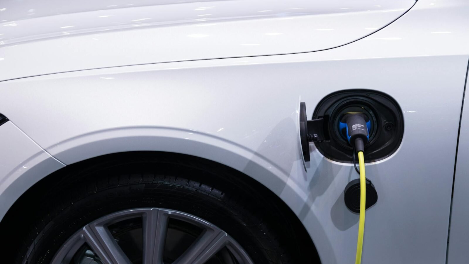 New Solid-State Battery Claims 451.5 Wh/kg, Charges in 3 Minutes