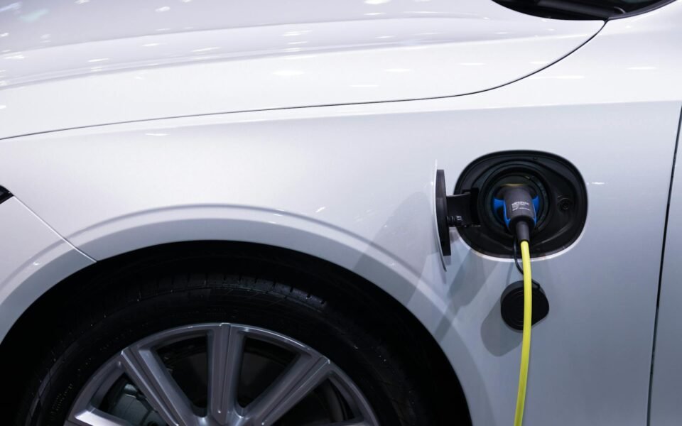 New Solid-State Battery Claims 451.5 Wh/kg, Charges in 3 Minutes