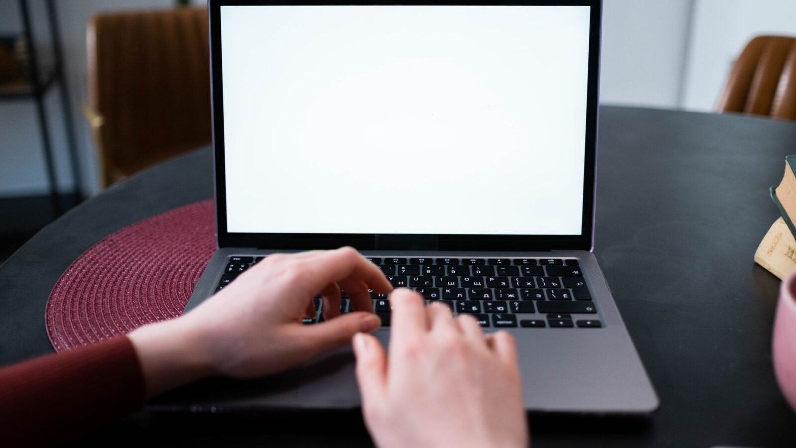 Apple’s MacBook Pro OLED Panels Enter Mass Production Ahead of 2026 Launch