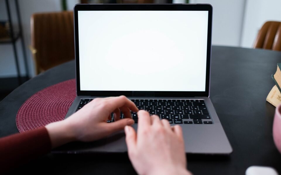 Apple’s MacBook Pro OLED Panels Enter Mass Production Ahead of 2026 Launch