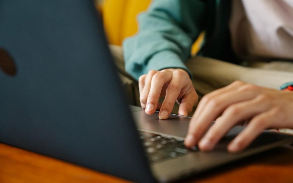 Apple’s M5 MacBook Air Hits New Low at $899.99 for Memorial Day