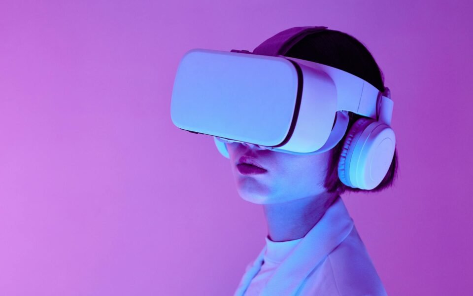 AI-Powered Smart Glasses Introduced to Cut CO2 in Bangladesh’s RMG Sector