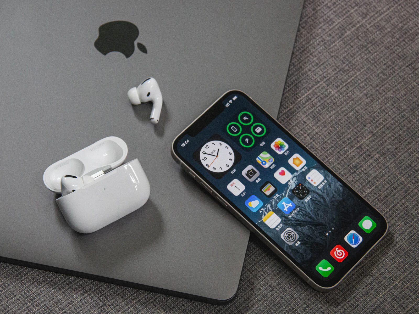 Apple Offers Free AirPods Pro 3 with New Apple Card Sign-Up